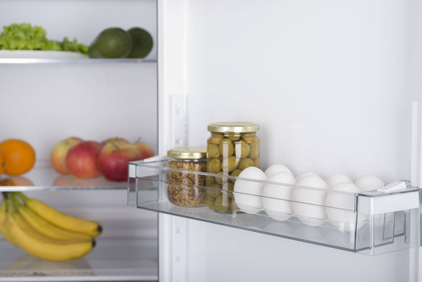Ανοιχτό ψυγείο γεμάτο από φρέσκα φρούτα και λαχανικά - Φωτογραφία, εικόνα
