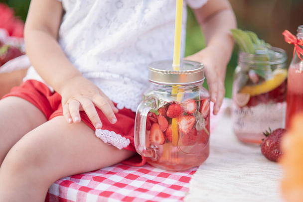 Erdbeere und Minze gaben Entgiftungswasser. Erdbeer-Limonade mit Eis und Minze als sommerliches Erfrischungsgetränk im Glas. kalte Limonaden mit Obst. - Foto, Bild