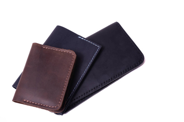 Porte-carte brun fait à la main, couverture de passeport noir et sac isolat
 - Photo, image