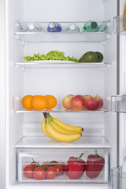 Nevera abierta llena de frutas y verduras frescas
 - Foto, Imagen