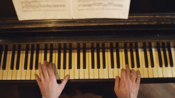 プロのミュージシャンピアニストがピアノキーを手に. - 映像、動画