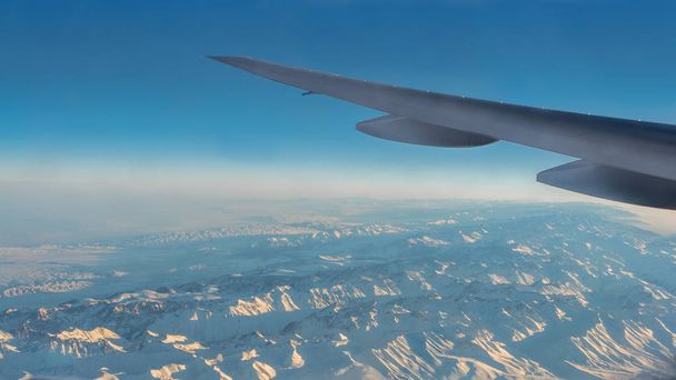 窓から見える天山雪景色｜飛行機 - 写真・画像