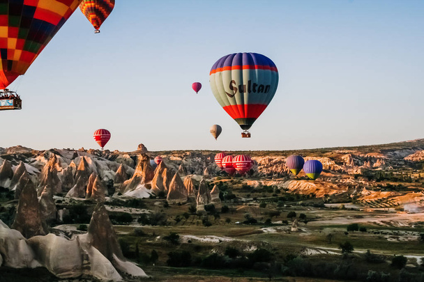 Göreme, Turkije-14 juni 2019: reizigers en toeristen vliegen OV - Foto, afbeelding