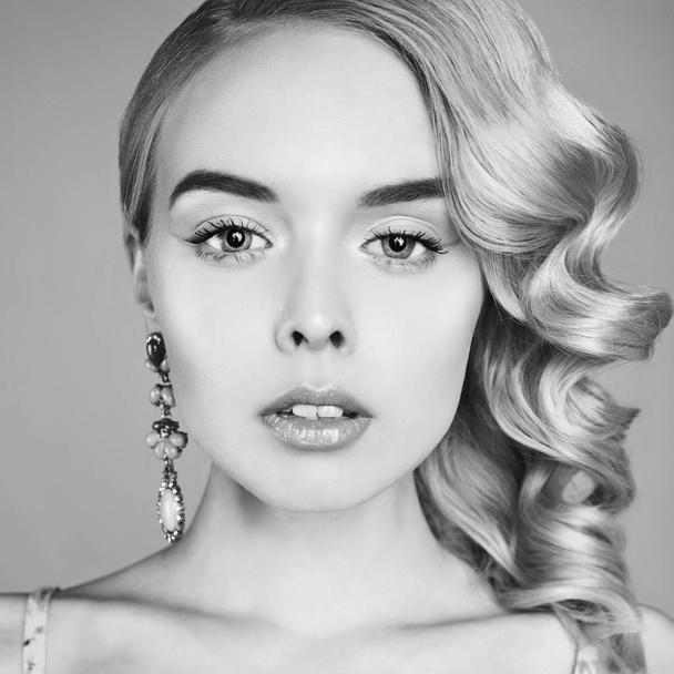 Fashion studio portrait of beautiful blonde woman with classic m - Foto, Imagen