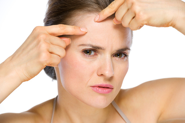 Beauty portrait of young woman squeezing acne - Foto, Bild