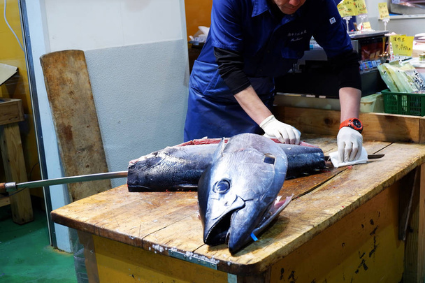 Свежий сырой кусок тунца, прямой эфир на японском утреннем рынке
 - Фото, изображение