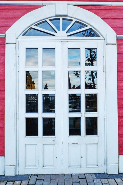 ablak üvegajtó, étkező dekoratív, gyönyörű erkély - Fotó, kép