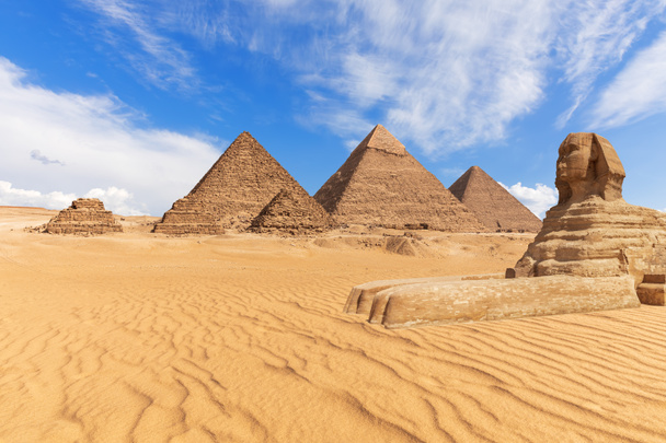 Schöne Aussicht auf die Pyramiden und die Sphinx in der Wüste Giza, Ägypten - Foto, Bild