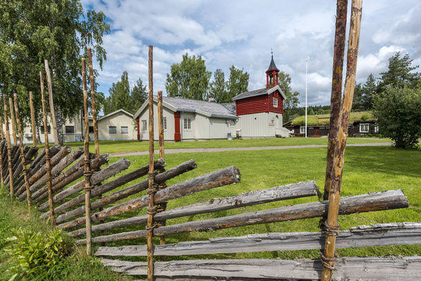木製のパリサードと町コッパンの典型的なノルウェーの建物 - 写真・画像
