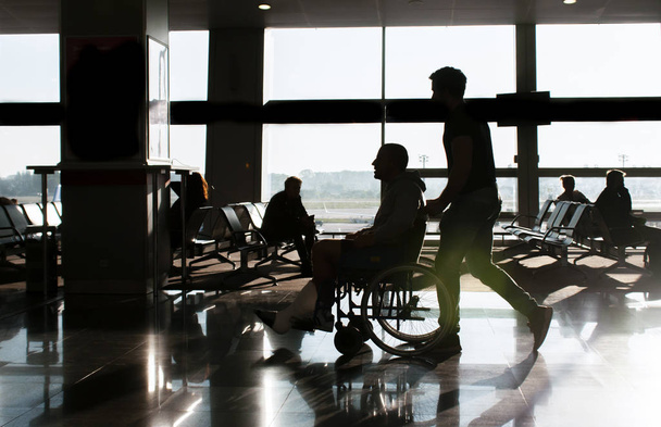 silhuetas de passageiros no aeroporto. conceito de viagem
 - Foto, Imagem