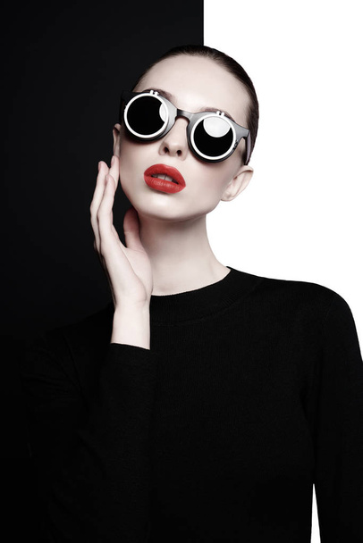 beautiful young woman with black sunglasses - Fotoğraf, Görsel