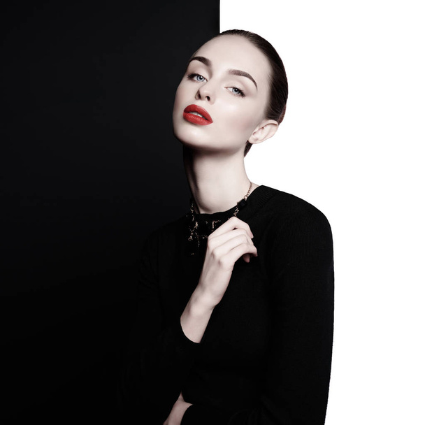 bela jovem mulher com preto bijouterie pose no estúdio
 - Foto, Imagem