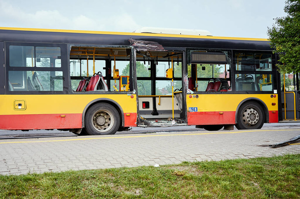 Vista del autobús urbano devastado después de un accidente de tráfico
. - Foto, Imagen