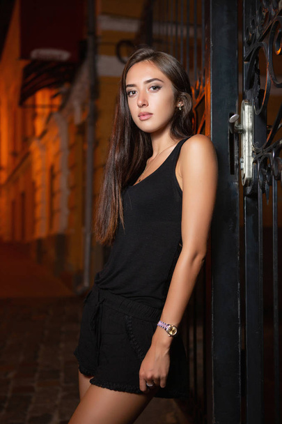 νεαρή όμορφη γυναίκα με κομψά ρούχα στο δρόμο νύχτα - Φωτογραφία, εικόνα