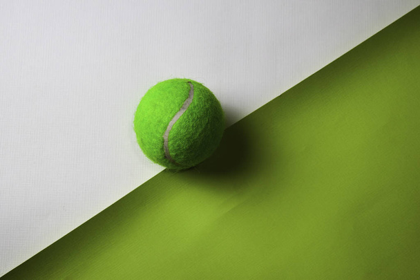 Balle de tennis sur la table de bureau vue du dessus du lieu de travail et des objets d'affaires
. - Photo, image