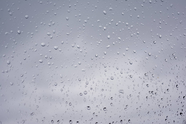 Regentropfen auf der Glasoberfläche. Textur eines Wassertropfens. - Foto, Bild