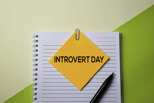 Text pro introvert dne na psacím stole kanceláře Business na pracovišti a obchodních objektech. - Fotografie, Obrázek