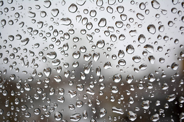 Regentropfen auf der Glasoberfläche. Textur eines Wassertropfens. - Foto, Bild