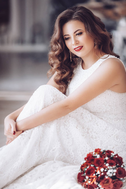 Όμορφη νεαρή νύφη άσπρο γαμήλιο φόρεμα ποζάρουν - Φωτογραφία, εικόνα