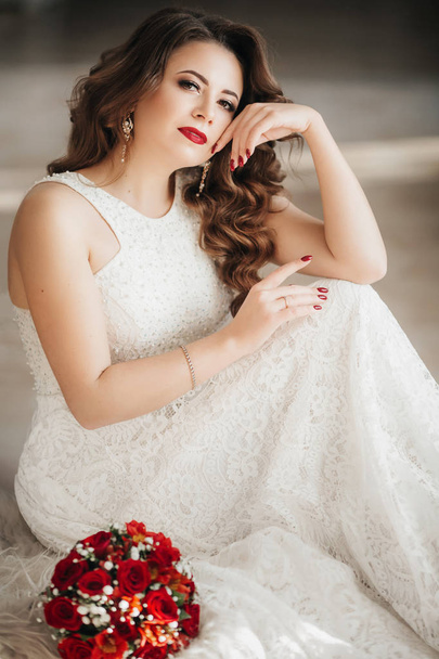 Beautiful young bride in white wedding dress posing - Fotoğraf, Görsel