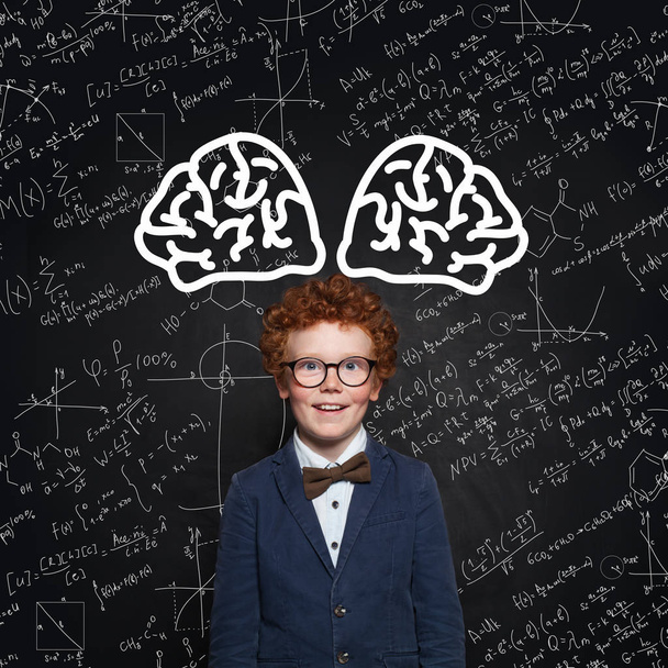 Glückliche Kinder lernen Naturwissenschaften. Rotschopf-Kind im Hintergrund  - Foto, Bild