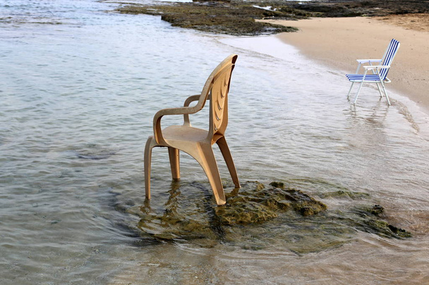 Lounge Chair aan de oevers van de Middellandse Zee in het noorden van Israël  - Foto, afbeelding