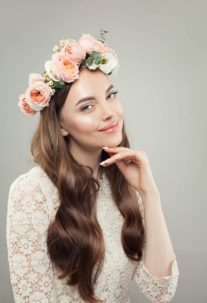 Цветочный цветущий портрет красивой молодой женщины. Чистая кожа
 - Фото, изображение