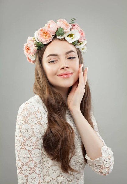Berrak cilt, kıvırcık saç modeli ve çiçekleri ile güzel model kadın - Fotoğraf, Görsel