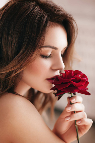 Güzel Kadın kırmızı gül ile poz - Fotoğraf, Görsel