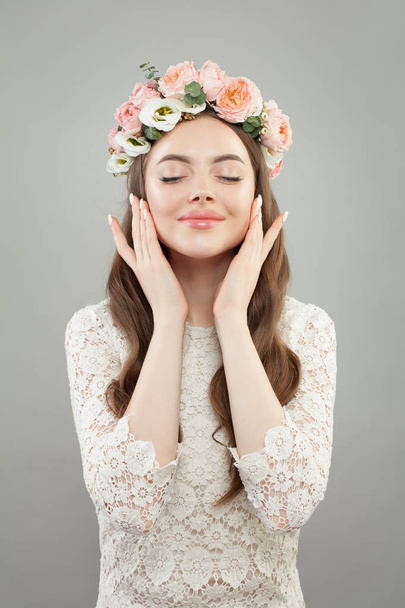 Perfect model woman with clear skin and flowers. Natural beauty - Foto, imagen