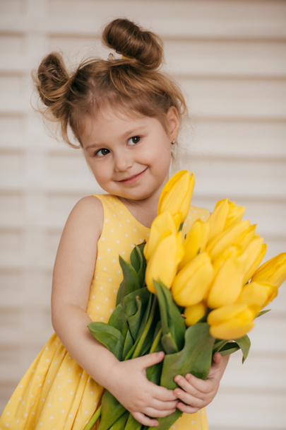 Retrato de niña hermosa con flores amarillas
  - Foto, Imagen