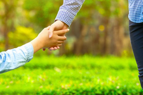 Γυναίκα και άνθρωπος κρατούν τα χέρια μαζί, ευτυχισμένο έρωτα στο γκαρντ - Φωτογραφία, εικόνα
