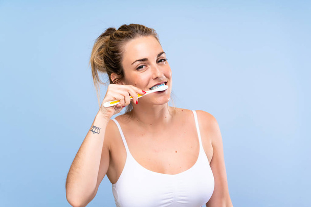 Fiatal szőke nő fogat mos - Fotó, kép