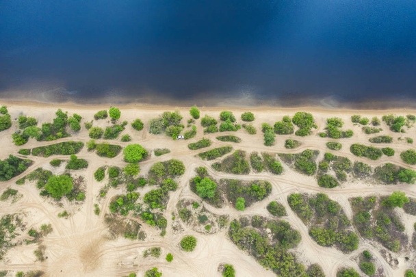 Widok z góry antenowy obraz z Drone oszałamiającej pięknej plaży krajobraz rzeki z błękitną wodą. - Zdjęcie, obraz