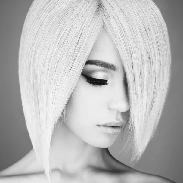 Lovely asian woman with blonde short hair - Foto, Imagen