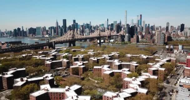 Antenne von Queens Bridge und Downtown Manhattan und Queens Dächern - Filmmaterial, Video
