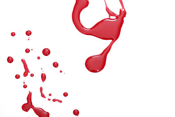 Kapky červené tekutiny (krev, lak na nehty, kečup, dresing) izolované na bílém pozadí - Fotografie, Obrázek