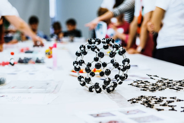 Группа студентов биологического класса создает молекулярные модели остроумия
 - Фото, изображение