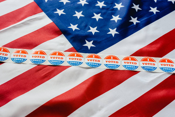 Etiqueta engomada tira Voto hoy en la bandera de EE.UU. después de votar en el b
 - Foto, imagen