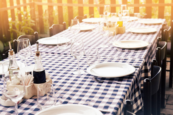 Tisch ist gedeckt und wartet auf Essen auf dem Land - Foto, Bild
