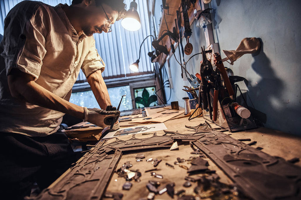 Erfahrener Handwerker restauriert alte Glasscherben - Foto, Bild