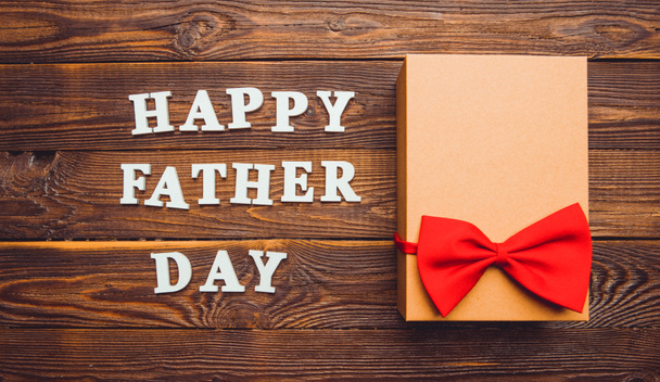 L'inscription Happy Father day en lettres blanches
. - Photo, image