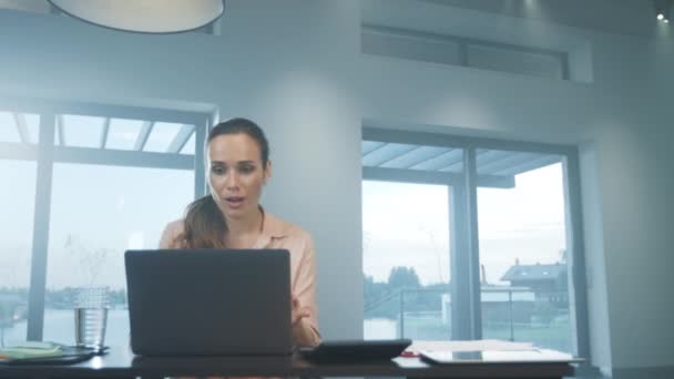 Mujer de negocios trabajando en la computadora. Persona feliz charlando en el cuaderno
. - Imágenes, Vídeo