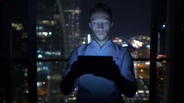 Ο άνθρωπος χρησιμοποιεί tablet PC στο γραφείο του - Πλάνα, βίντεο