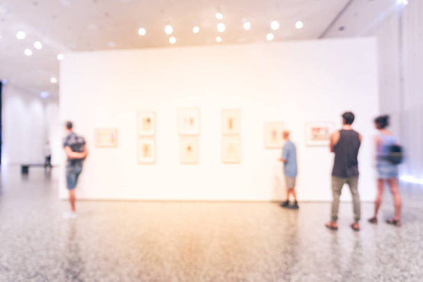 アメリカの美術館で美術品を見ているぼやけた背景の人々 - 写真・画像
