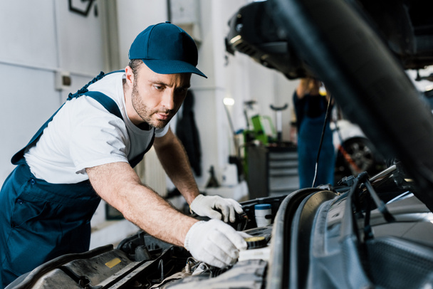 otomobil sabitleme eldiven sakallı araba tamirciseçici odak  - Fotoğraf, Görsel