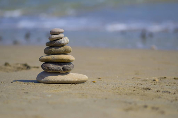 Zen pedras equilibradas na praia
 - Foto, Imagem