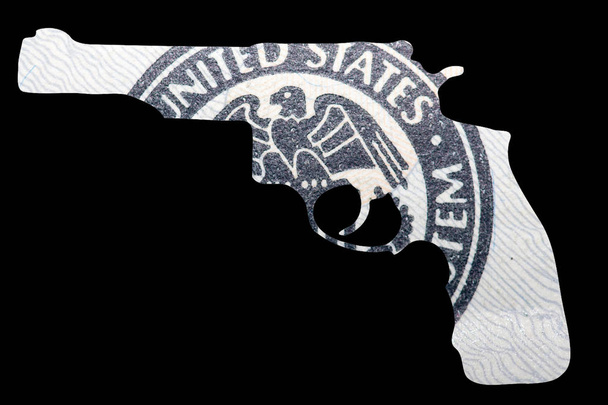 Pistolet et argent. Représentant Shootings en Amérique. Forme du pistolet automatique sur le détail de États-Unis d'Amérique Dollar Bill - Photo, image