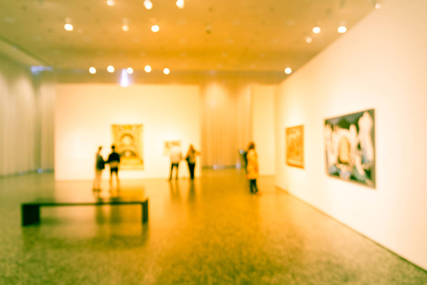 Imagen filtrada borrosa gente de fondo mirando la exhibición de bellas artes en el museo en EE.UU.
 - Foto, Imagen