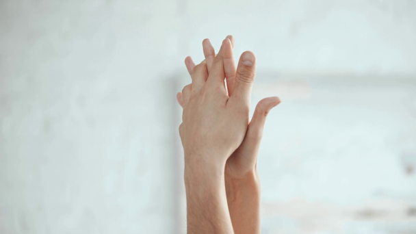 家で手を振り、手をつないでいるカップルのトリミングビュー - 映像、動画